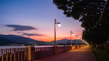 夕阳下的慢跑小径。